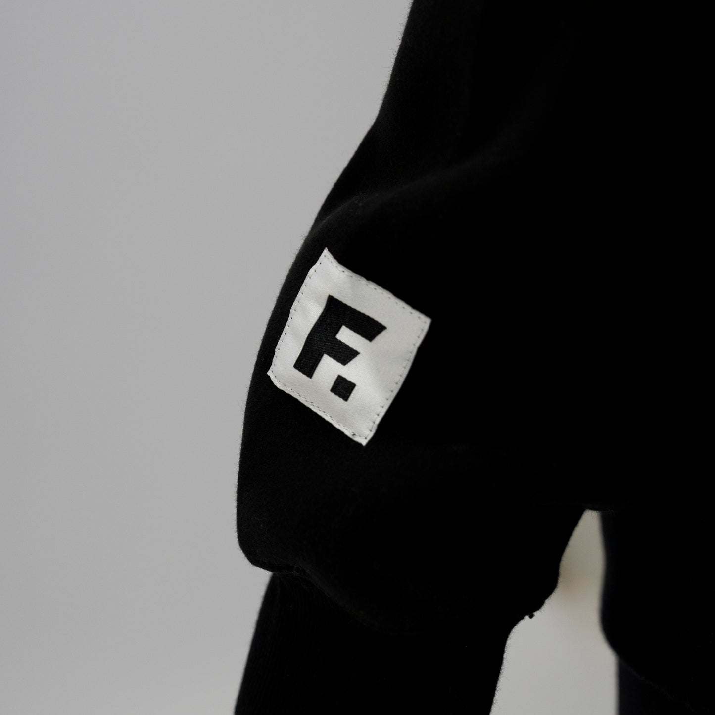 BLACK ZIP CREW